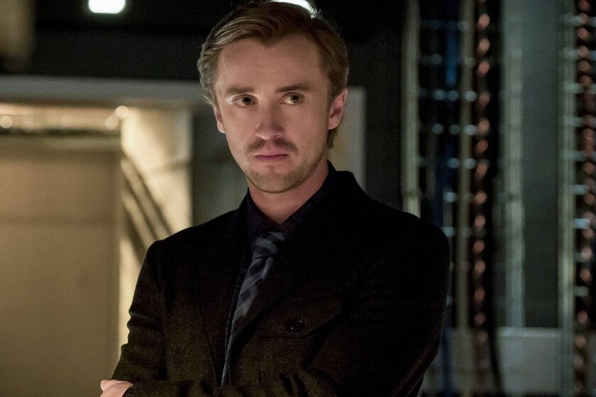 ¡Explosión! 15 primaveras posteriormente, Tom Felton vuelve a ser Draco Malfoy y esta sí es la lectura adulta que los fans de Harry Potter merecían