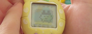 El "efecto Tamagotchi" ha enganchado a millones de personas, te explicamos por qué te puedes encariñar de un llavero digital 